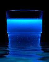 blå fluorescerande dryck foto