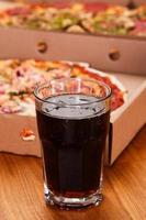 glas cola och pizza foto