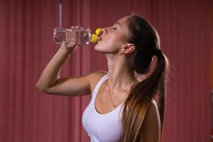 atletisk kvinna dricksvatten sensuellt foto