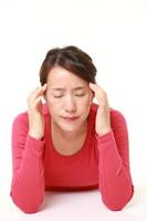 kvinna lider av huvudvärk foto