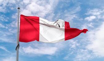 peru flagga - realistiskt viftande tyg flagga foto