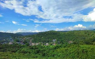 khasi hills är en låg bergsformation på shillongplatån i meghalaya delstaten Indien foto
