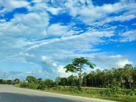 ner vinkelvy med blå himmel i asia.beauty naturlandskap. foto