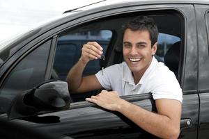 glad latinamerikansk man i sin nya bil