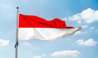 Indonesiens flagga - realistiskt viftande tygflagga. foto