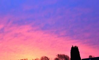 vackert panorama av orange och gula moln vid soluppgången foto