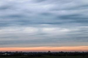 vackert panorama av orange och gula moln vid soluppgången foto