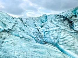 närbild av den blå isen på glaciären Jokulsarlon på Island. foto