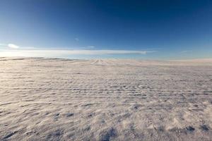 plöjd åker, vinter foto