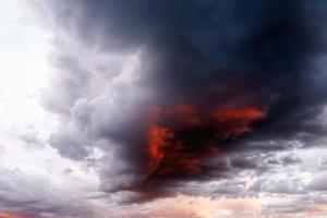 majestätiska och dystra moln foto