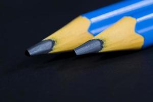 enfärgade träpennor med grått bly foto