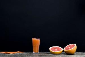 juice från röd grapefrukt foto