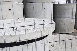 nya stora cylindriska brunnar i betong foto