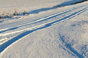 snöig väg, vinter foto