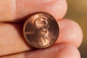 mynt i handen foto