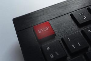 säkerhetsteknik koncept av röd stoppsignal på tangentbordet. skydd och integritetskoncept. global teknik. dataskydd och cybersäkerhet. foto