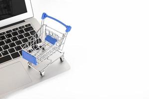 online, mobil shopping koncept isolerad på vit background.copy utrymme foto