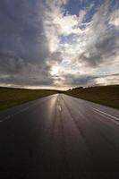 motorvägen och himlen foto