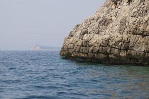 stenig strand, montenegro. foto