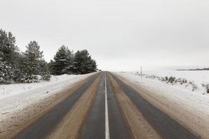 del av en snötäckt vinterväg foto