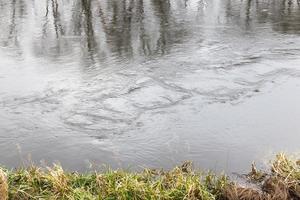 smutsigt vatten, närbild foto