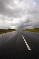 motorvägen och himlen foto