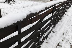 gamla träbybyggnader under vintersäsongen foto