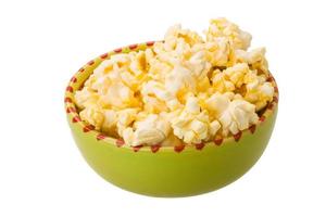 popcorn i en skål på vit bakgrund foto