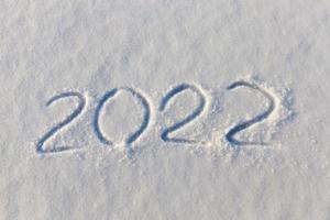 inskriptionen om det nya året 2022 på snön på vintern foto
