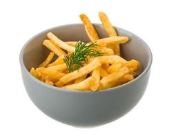 pommes frites i en skål på vit bakgrund foto