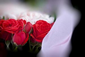 presentbukett med röda rosor och rosa nejlikor foto