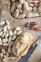 förbereder en snabb frukost med bröd och jordnötter foto