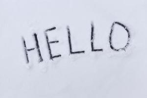 hej ord ritade på snön foto