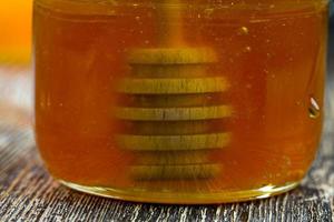 doppad i honung speciellt gjord av trä hemgjord grov sked foto