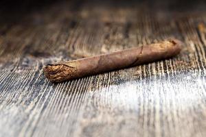 tobak från en sönderfallande cigarett på brädan foto