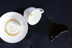 svart aromatiskt kaffe spills på grund av slarv foto