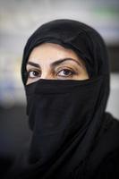 libanesisk kvinna med ansikte halvtäckt