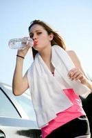 fitness sport hälsosam glad ung kvinna kör utomhus landskap