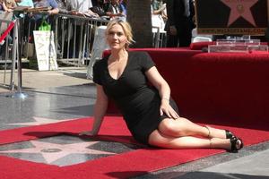 los angeles, 17 mars - kate winslet på kate winslete hollywood walk of fame stjärnceremoni på w hotel den 17 mars 2014 i los angeles, ca. foto