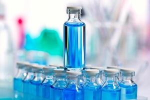 kemiska vetenskapliga laboratorieblå glasflaskor foto