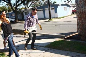 los angeles, 9 feb - jason thompson tar bort staketstolpen vid det fjärde allmänna sjukhusets livsmiljö för mänskligheten fans byggdag på markeringsgatan 191 e den 9 februari 2013 i long beach, ca. foto