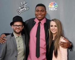 los angeles, 15 april - josh kaufman, tj wilkins, bria kelly på nbc s the voice säsong 6 topp 12 röda mattan-event på Universal City Walk den 15 april 2014 i los angeles, ca foto