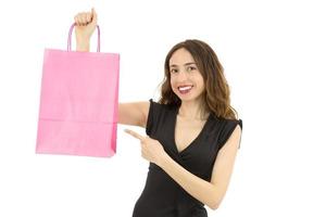 kvinna som pekar på shoppingväska med kopieringsutrymme foto