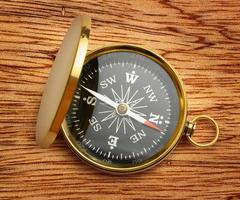 gyllene vintage kompass foto