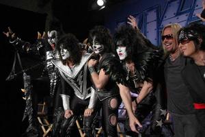 los angeles, 20 mars - kiss, vince neil, nikki sixx vid presskonferensen på kiss and motely crue tour på roosevelt hotel den 20 mars 2012 i los angeles, ca. foto