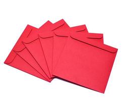 isolerade röda disk kuvert