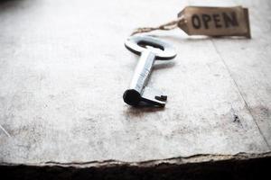 gammal nyckel och etikett öppen