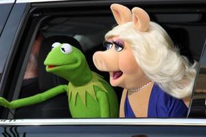 los angeles, 11 mars - grodan kermit, miss piggy at the muppets most wanted, los angeles premiär på el capitan-teatern den 11 mars 2014 i los angeles, ca. foto