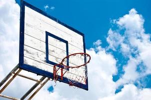 basketboll med blå himmel foto