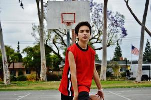 pojke som spelar basket